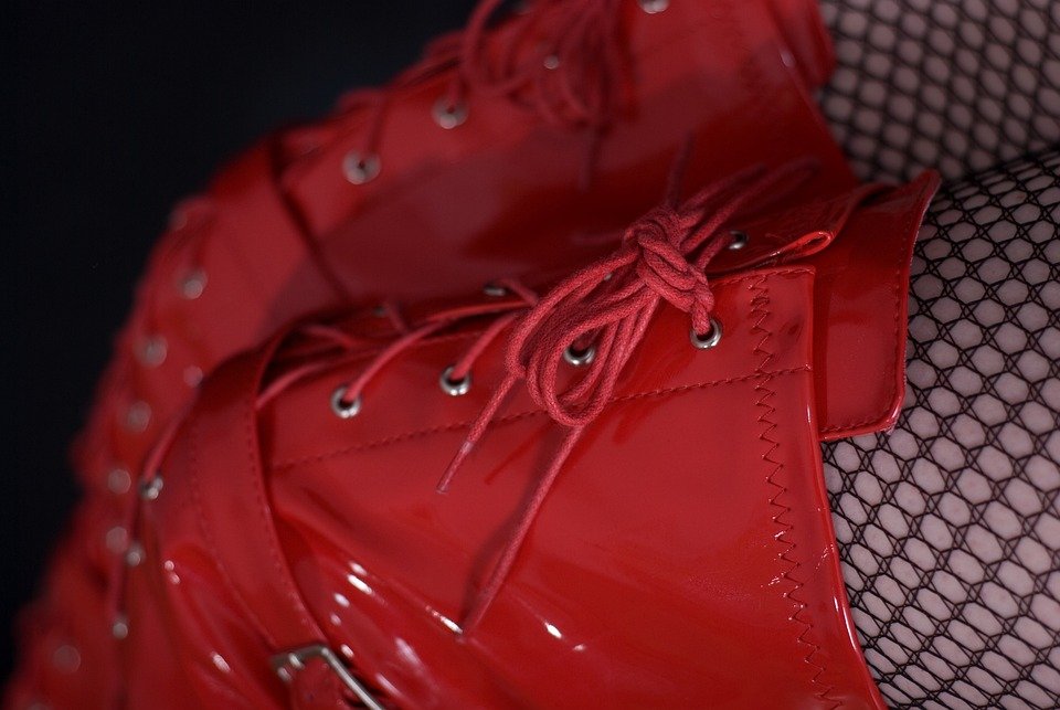 Jimat Duit Cuci Kasut Kerap Dengan Spray Deodoran Ini.