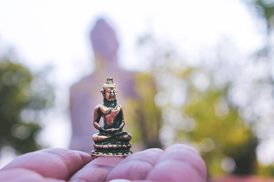 Gaya Kampus On Point Dengan Kasut Putih Tapak Tebal Trendy.