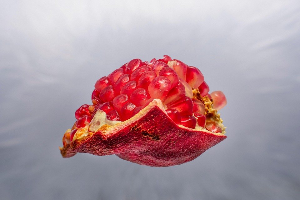 Pomegranate Niacinamide Glad2Glow: Formula Ajaib Untuk Wajah Cerah Sekata