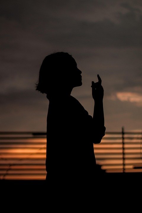 Gaya Minimalis Dengan Clashe Palazzo Jeans Warna Solid.