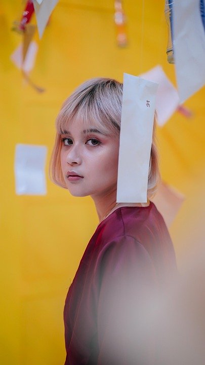 Trend Fesyen Kasual: Sneakers Putih yang Tak Pernah Lapuk.