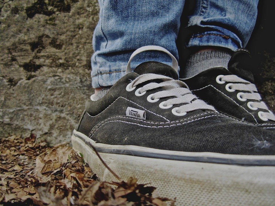 Sneakers Putih Malay Step: Gabungan Gaya