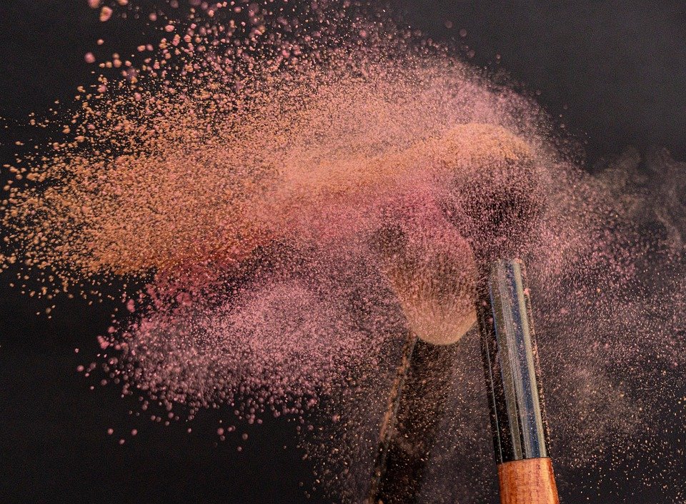 Bedak Asas Viral Glad2Glow: Pilihan Ramai Selebriti dan Influencer.