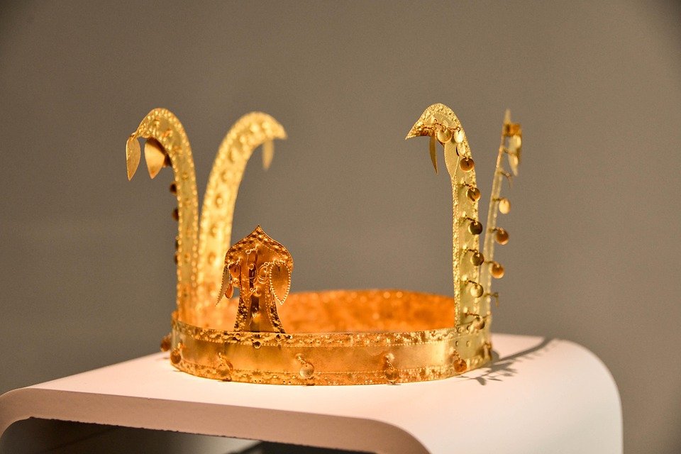 Gaya Minimalis Dengan Kasut Sukan Putih Yang Elegan.