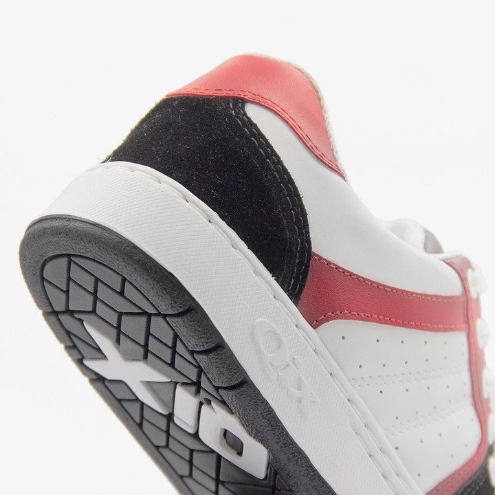 Sneakers Sukan Putih: Tampil Bergaya di Gym Atau di Jalanan.