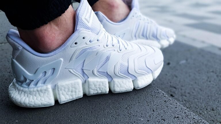 Sneaker Sekolah Hitam: Mengapa Ia Pilihan Utama Ibu Bapa Bijak?