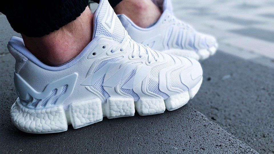 Sneaker Sekolah Hitam: Mengapa Ia Pilihan Utama Ibu Bapa Bijak?