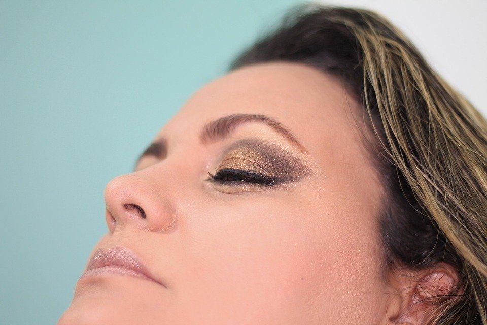 Bedak Asas Tahan Lama Glad2Glow: Tiada Lagi Kebimbangan Mekap Cair.