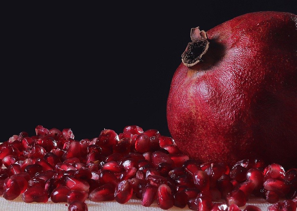 Glad2Glow Pomegranate Niacinamide Serum: Untuk Kulit Cerah & Lembap Sepanjang Hari