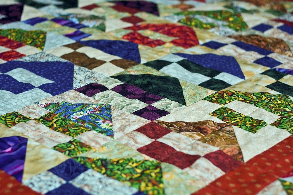 Cadar Ropol Patchwork Adrian: Inspirasi Dekorasi Bilik Tidur.