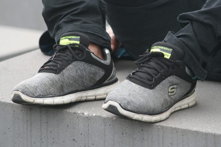Sneaker Sekolah Hitam: Pilihan Terbaik untuk Anak Bersemangat