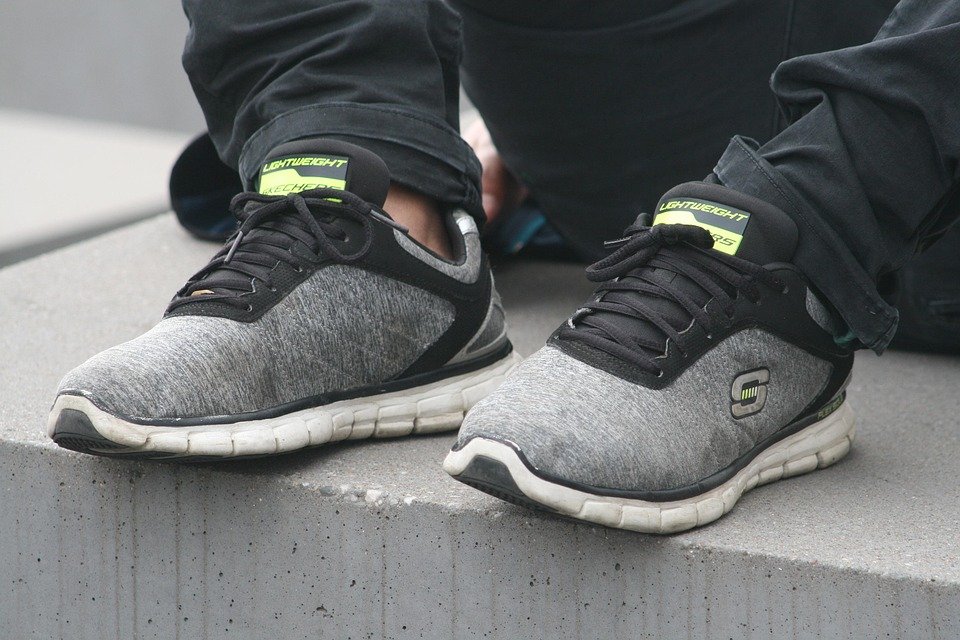 Sneaker Sekolah Hitam: Pilihan Terbaik untuk Anak Bersemangat